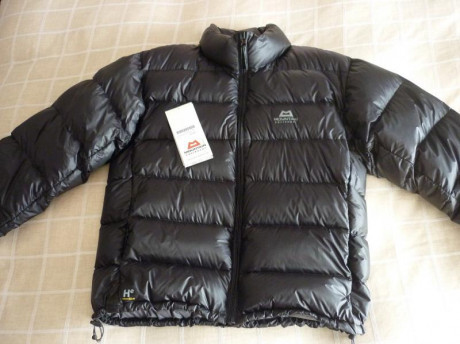 Vendo esta chaqueta ultraligera de plumas Mountain Equipment Xero con una sola puesta, tiene todavía las 02