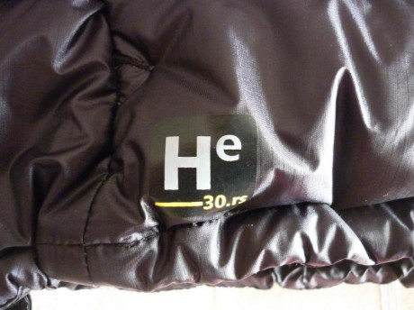 Vendo esta chaqueta ultraligera de plumas Mountain Equipment Xero con una sola puesta, tiene todavía las 01