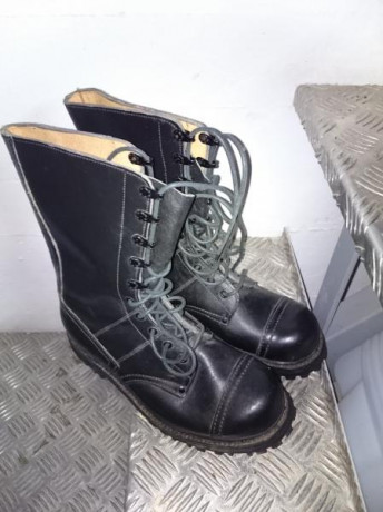 Botas militares de paracaidista marca Segarra de suela intercambiable mediantes clavos.
Originales de 02