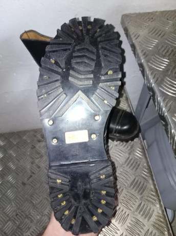 Botas militares de paracaidista marca Segarra de suela intercambiable mediantes clavos.
Originales de 01