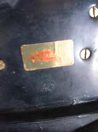Botas militares de paracaidista marca Segarra de suela intercambiable mediantes clavos.
Originales de 00