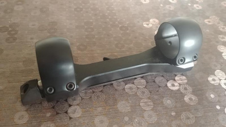 Se vende base y montura con anillas originalesde 30 mm para rifle semiauto marca VOERE  MOD. 2185 esta 00