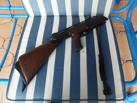 Aprovechando la pintura que compré para el conjunto soporte del visor... he modificado dos piezas (cachas 21