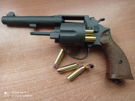 Revolver de la marca HFC modificado para RENATORS, Imitando revolver militar S&W 1917, lleva 6 vainas 01