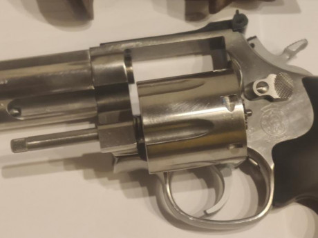 Vendo estupendo revolver Smith & Weson
Mod. 686 de 6" 357/38 SPL, estado muy bien cuidado como 02
