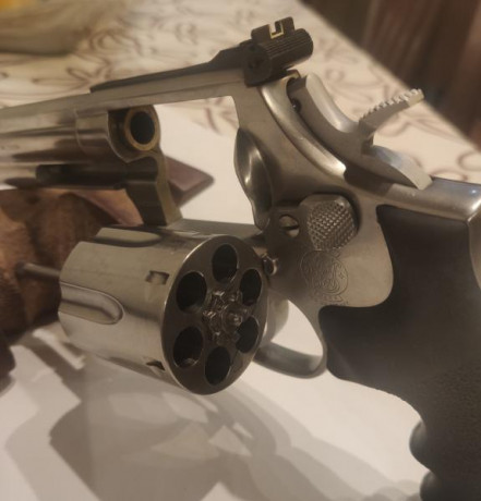 Vendo estupendo revolver Smith & Weson
Mod. 686 de 6" 357/38 SPL, estado muy bien cuidado como 01