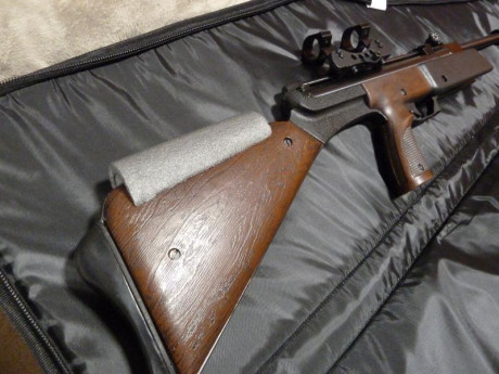 Aprovechando la pintura que compré para el conjunto soporte del visor... he modificado dos piezas (cachas 60