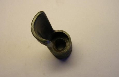 Buenos días a todos.

Mis preguntas giran en torno al tapabocas de Mauser 98K de la fotos, si alguien 00