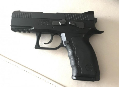 Hola compañeros
hace poco adquiri a un colega del foro una pistola de la marca suiza Sphinx AT2000 teniendo 21