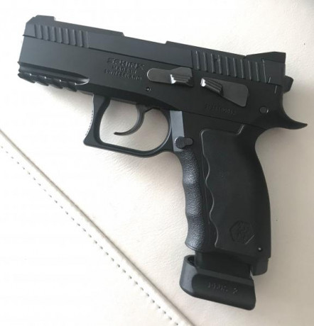 Hola compañeros
hace poco adquiri a un colega del foro una pistola de la marca suiza Sphinx AT2000 teniendo 20