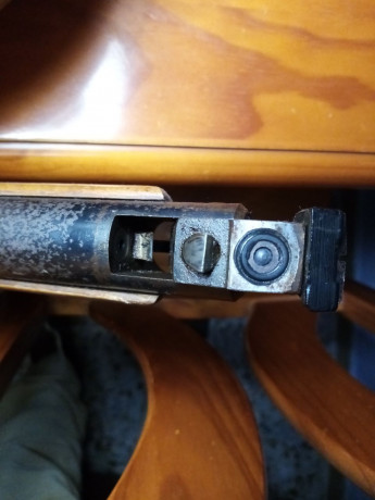 Buenos días a todos.
Un amigo me llama ayer para decirme que le han regalado una carabina de aire antigua 10