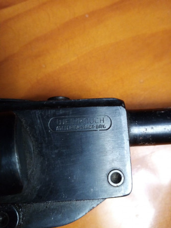 Buenos días a todos.
Un amigo me llama ayer para decirme que le han regalado una carabina de aire antigua 70