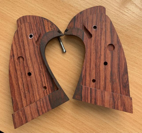 Vendo cachas nuevas ,para Colt Python.  90€ puesto en casa del comprador. Tlf 652500517 01