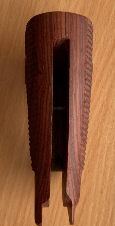 Vendo cachas nuevas ,para Colt Python.  90€ puesto en casa del comprador. Tlf 652500517 00