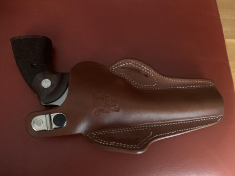Vendo fundas nuevas ,para revólveres de4 y 6”.  Colt ó  S&W.   80€ puestas en casa del comprador. 02