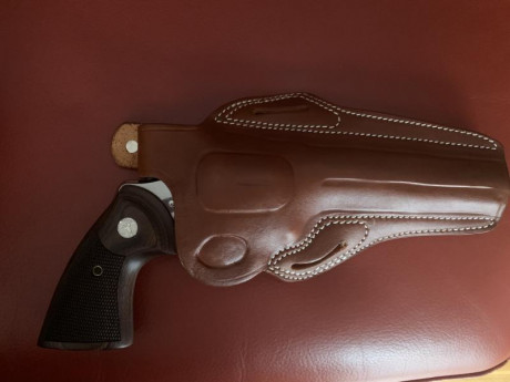 Vendo fundas nuevas ,para revólveres de4 y 6”.  Colt ó  S&W.   80€ puestas en casa del comprador. 01