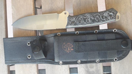 Vendo este cuchillo j&v chakal makro , nuevo . Funda de cordura , separadores rojos , caja original 02