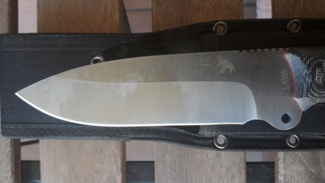 Vendo este cuchillo j&v chakal makro , nuevo . Funda de cordura , separadores rojos , caja original 00