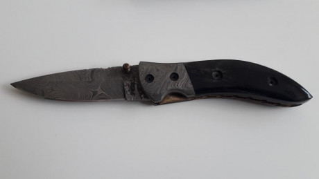 Navaja perkin con acero de Damasco , cachas de cuerno de búfalo y funda de piel. Esta en Valencia , 35€ 01