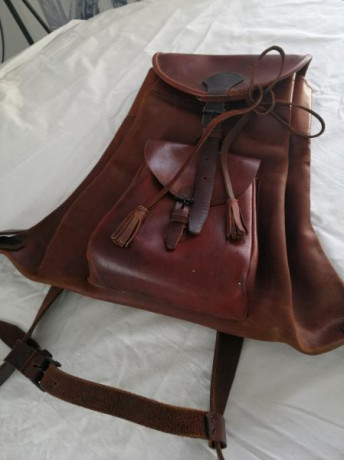 Vendo mochila montero hecha de piel de cabra,nueva a estrenar,sin usar,muy bonita y elegante de muy buena 02