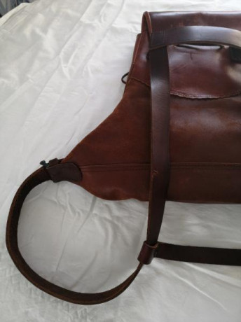 Vendo mochila montero hecha de piel de cabra,nueva a estrenar,sin usar,muy bonita y elegante de muy buena 10
