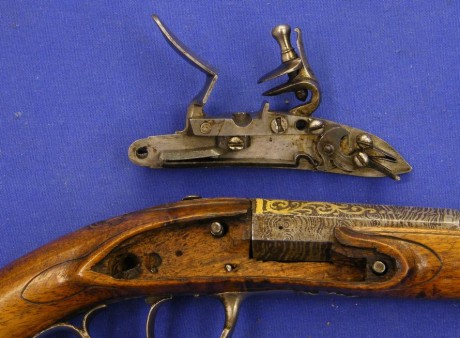 Voy a colocar unas fotos de un arma larga alemana de llave de mecha del siglo XVI. 102