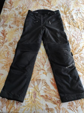 Hola a todos,

Se venden pantalones de moto talla L de la marca DiFi.

Pantalones con 2 bolsillos, protecciones 00