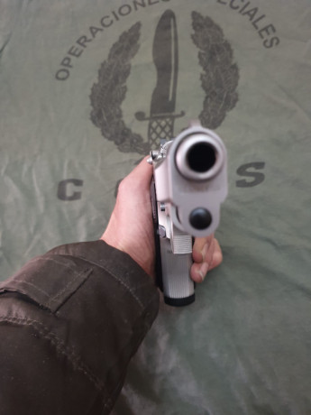 Pongo a la venta esta Beretta 92 de un compañero del club está en excelentes condiciones poco uso alzas 10