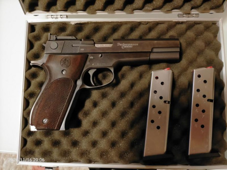 Hola,

Se vende SMITH WESSON 952-1, tal cual aparece en las fotos, y con el maletín que también se ve. 30