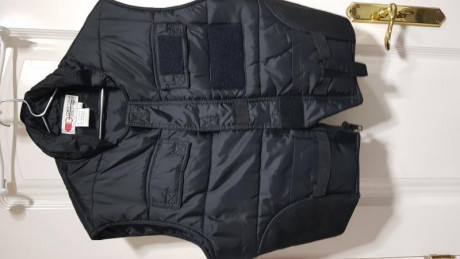 CHALECO DE TIRO Chaleco talla M, con cierre en cintura, capucha y trabilla de amarre al cinturón, ideal 01
