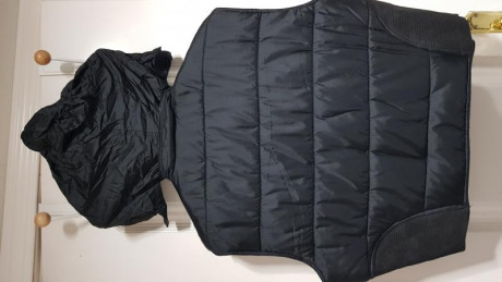 CHALECO DE TIRO Chaleco talla M, con cierre en cintura, capucha y trabilla de amarre al cinturón, ideal 00