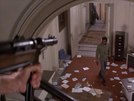 Compañeros,

En vista de las ganas de algunos (Elcafe, Wilcow, Vrakk, etc) por adivinar armas de películas 90