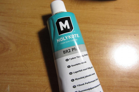 Hola.
Tengo una duda.
Siempre se habla de poner un poco de molikote en el sello de los pistones, pero 120