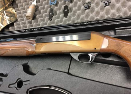 Preciosa Benelli belmonte Browm.Con 71 de cañon,cinco chockes y maletin.Tiene seis meses.Completamente 01