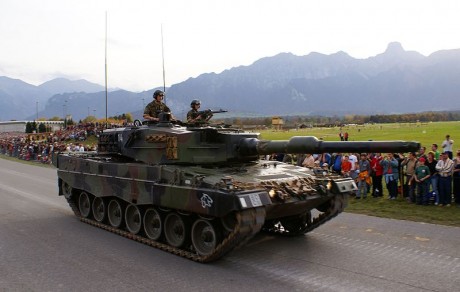 una fotos en Leopard 2 A4 Españoles:
 http://img529.imageshack.us/img529/2384/leo2a4.jpg 80