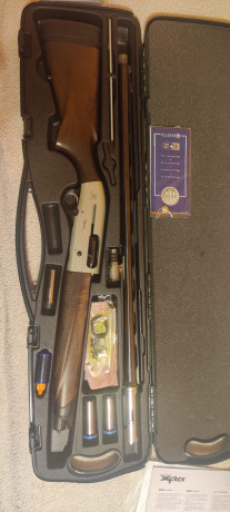 Vendo Beretta A400 Xplor cal.12 con pocos tiros. Cañon optima HP con 3 chockes originales Beretta de 5,3 01