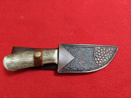   Hola vendo este cuchillo skinner comprado en la Peña de francia Salamanca.      A mi parecer muy bonito 12
