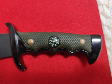Hola vendo este pack de dos cuchillo el primero es el buen cazado muy grande y con brújula en el mango 12