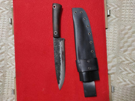 Hola vendo este cuchillo artesanal sin ningún usó, con marcas en la hoja de forja y funda hecha de kydex 02