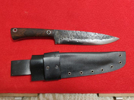 Hola vendo este cuchillo artesanal sin ningún usó, con marcas en la hoja de forja y funda hecha de kydex 01