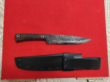 Hola vendo este cuchillo artesanal sin ningún usó, con marcas en la hoja de forja y funda hecha de kydex 00