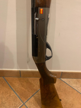 Buenas noches, pues eso, que se vende esta escopeta, benelli rafaelo crío, es de un amigo, con cañón de 00