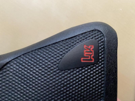 Hola vendo cacha hk p9s.

La cacha tiene una pequeña fisurita en el lomo trasero que apenas se aprecia, 02