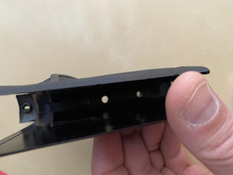 Hola vendo cacha hk p9s.

La cacha tiene una pequeña fisurita en el lomo trasero que apenas se aprecia, 10