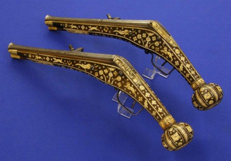 Voy a colocar unas fotos de un arma larga alemana de llave de mecha del siglo XVI. 112