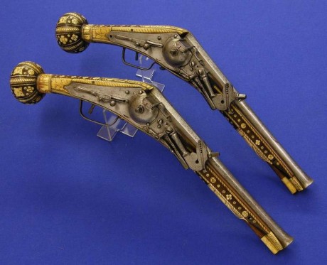 Voy a colocar unas fotos de un arma larga alemana de llave de mecha del siglo XVI. 111