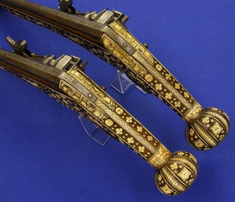 Voy a colocar unas fotos de un arma larga alemana de llave de mecha del siglo XVI. 121