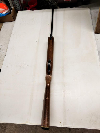 Hola, vendo esta Cometa VII del 4,5 para reparar o para piezas. La carabina no amartilla, el sistema de 12