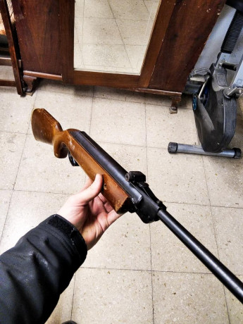 Hola, vendo esta Cometa VII del 4,5 para reparar o para piezas. La carabina no amartilla, el sistema de 40