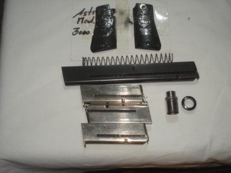 Vendo varios cargadores y repuestos para Astra modelo 3000.

Lo que se ve en la imagen: Tres cargadores 01